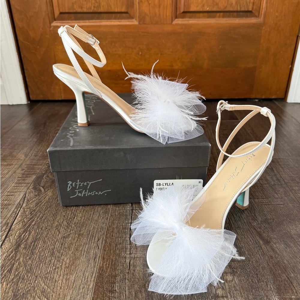 Betsey Johnson Ivory Lylla bow heels 8